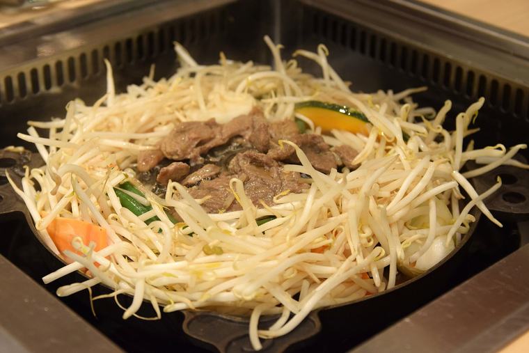 ジンギスカンを焼いているイメージ