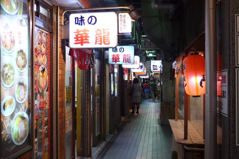 すすきののラーメン店の路地