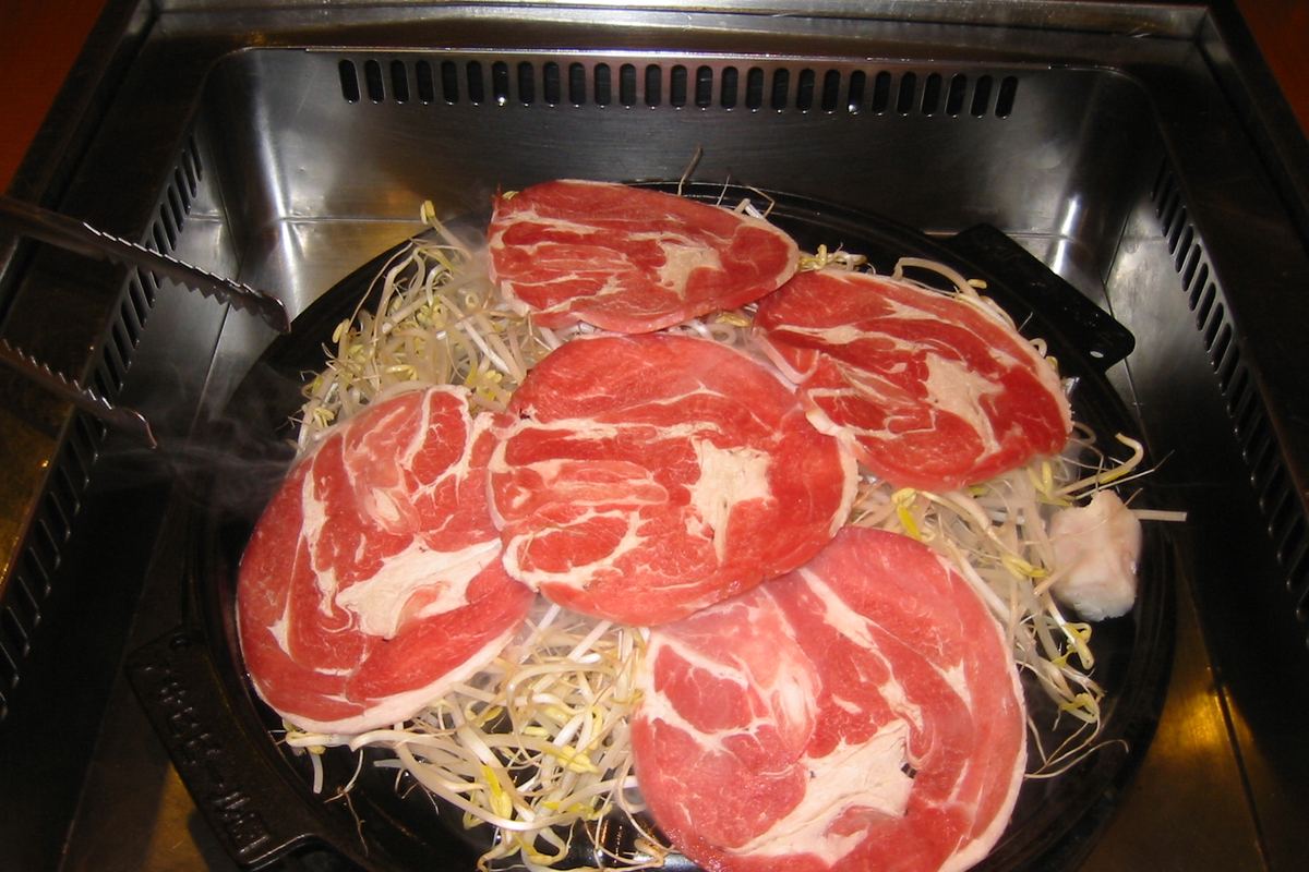 ジンギスカン屋さんの鍋にならべられた羊肉