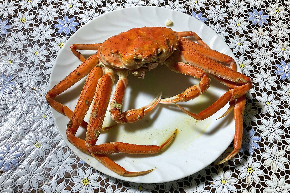 お皿にもられた、ゆでたずわいがに