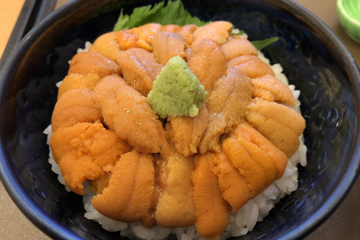 身があざやかなオレンジ色のうに丼（赤うにのイメージ）