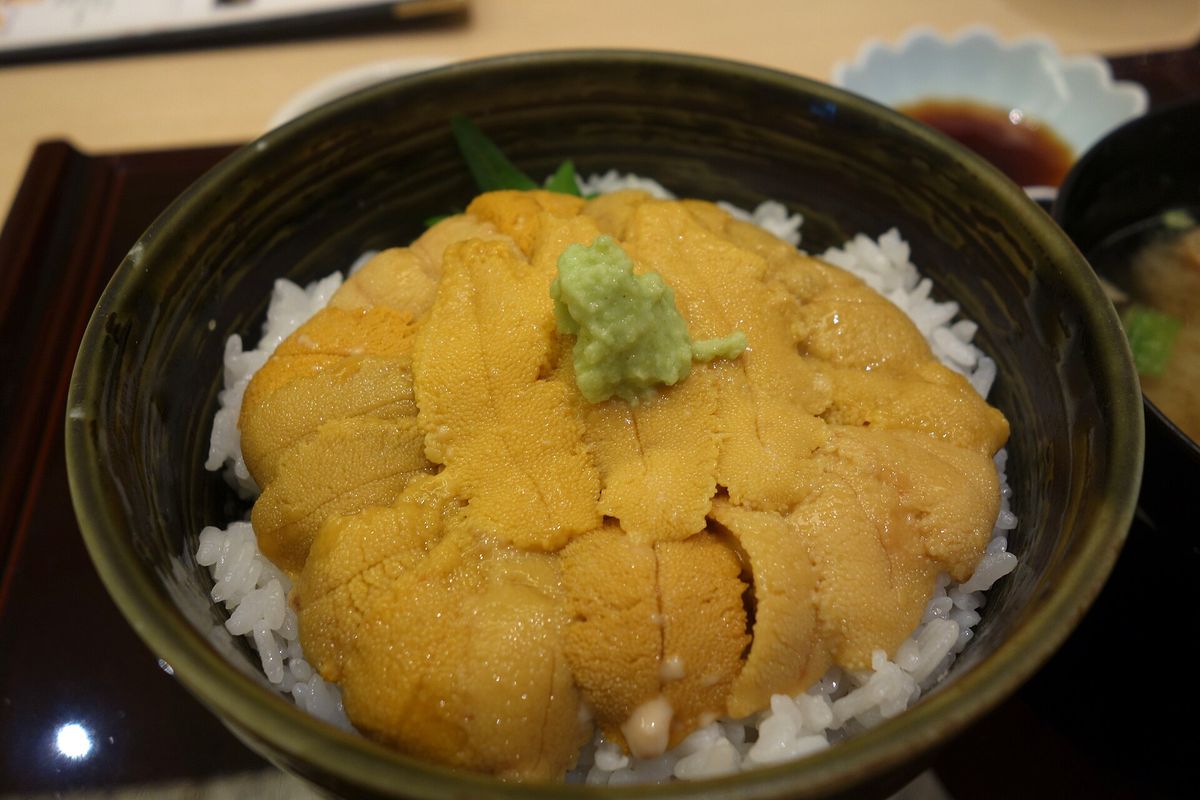 身がうすいクリーム色のうに丼（白うにのイメージ）